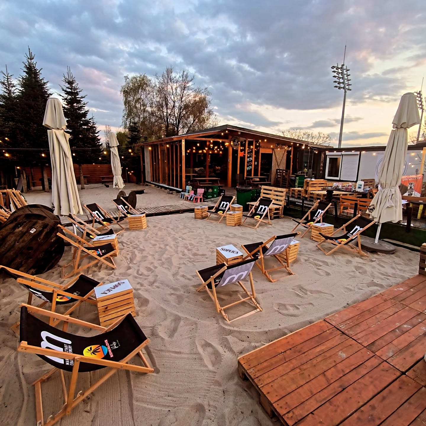 Plaza Kowalove Pole o zachodzie slonca