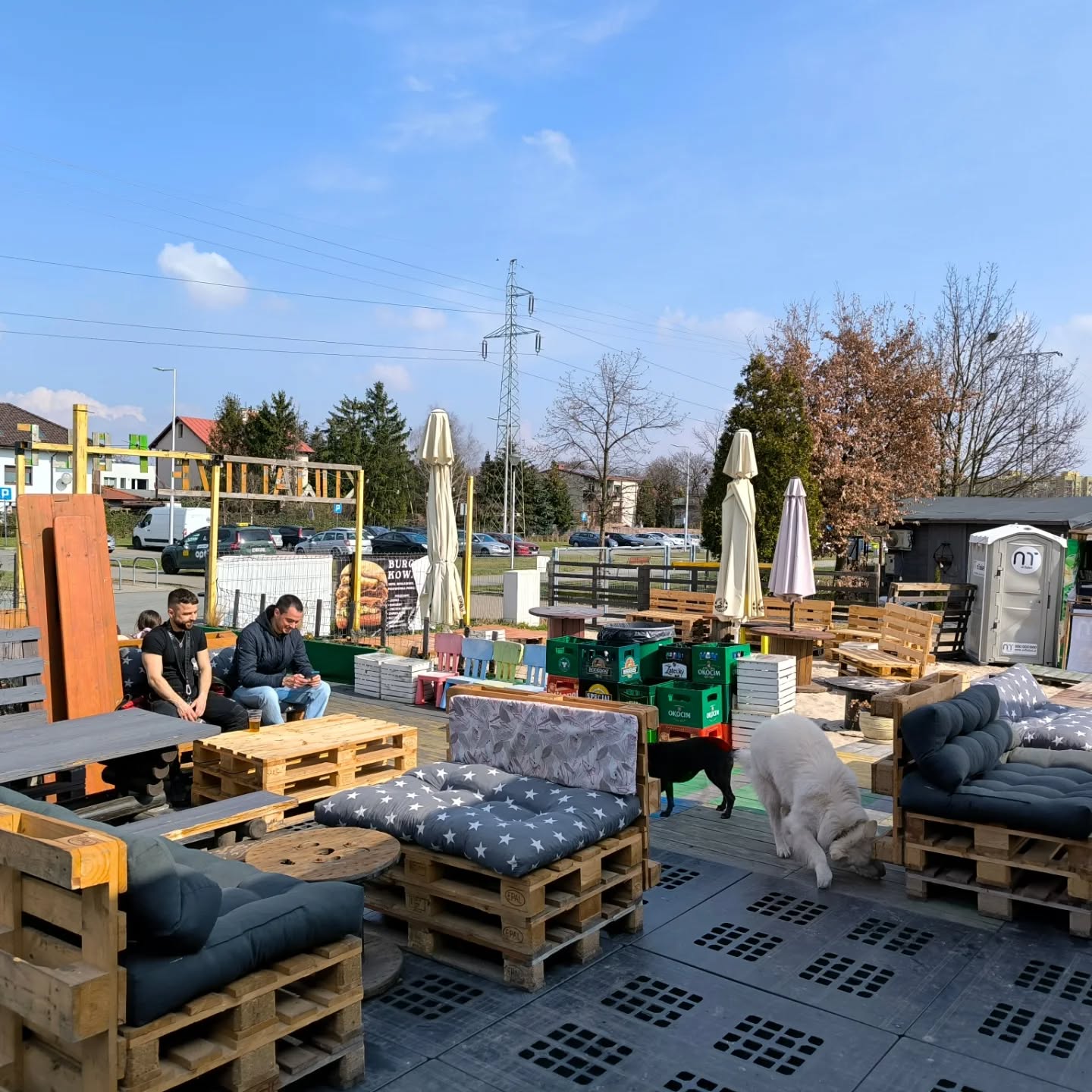 Taras z meblami z palet — dzien